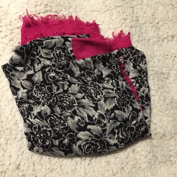 A pink and Black scarf - Picture 1 of 4